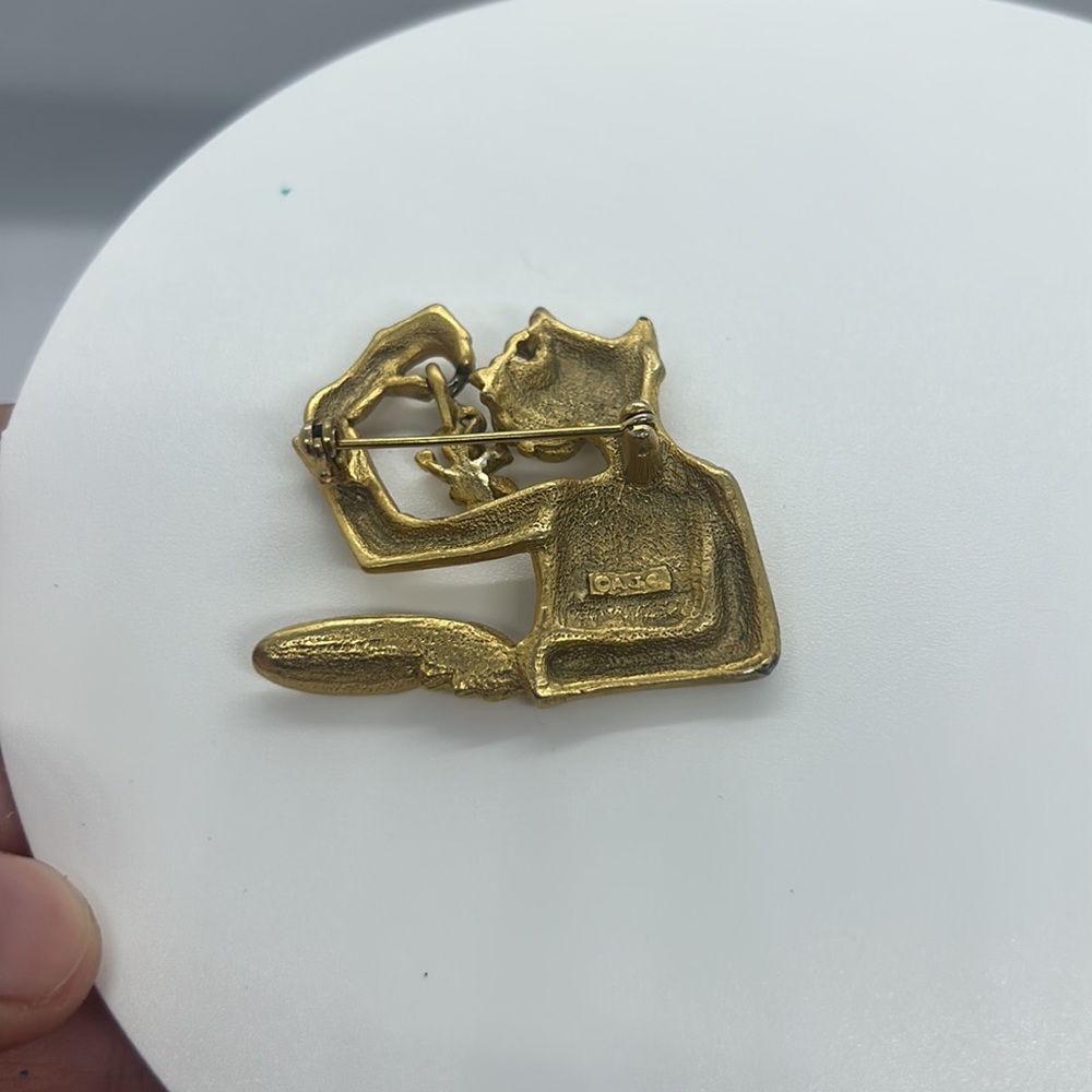 VINTAGE A.J.C. BROOCH PIN Cat Suit Glasses Dinner Plate Dangling Mouse Gold Tone - Picture 3 of 3